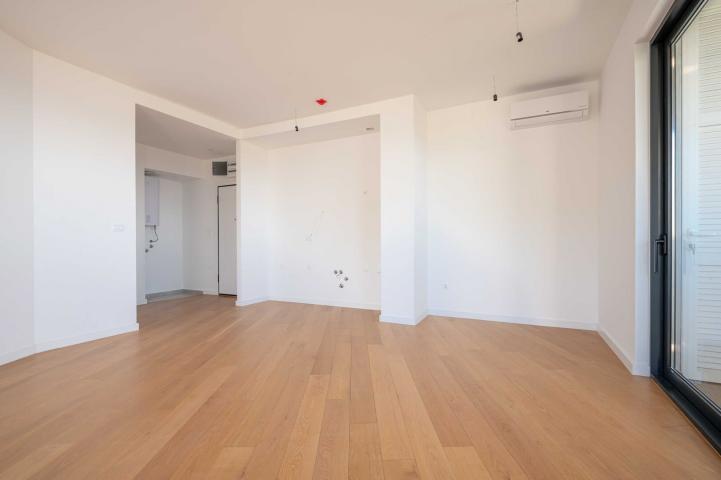 One-bedroom apartment with sea and mountain views, Becici, 