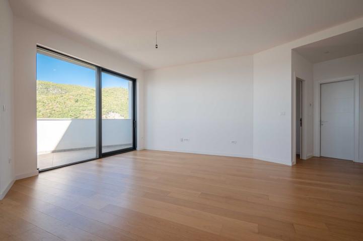 One-bedroom apartment with sea and mountain views, Becici, 