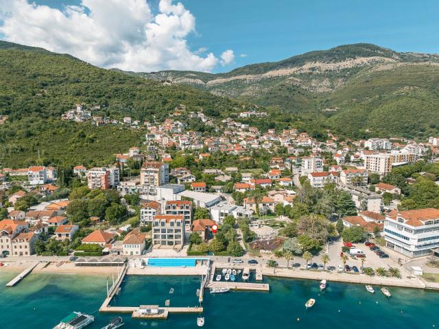 Urbanized land with a house, first line to the sea, 