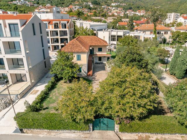 Urbanized land with a house, first line to the sea, 