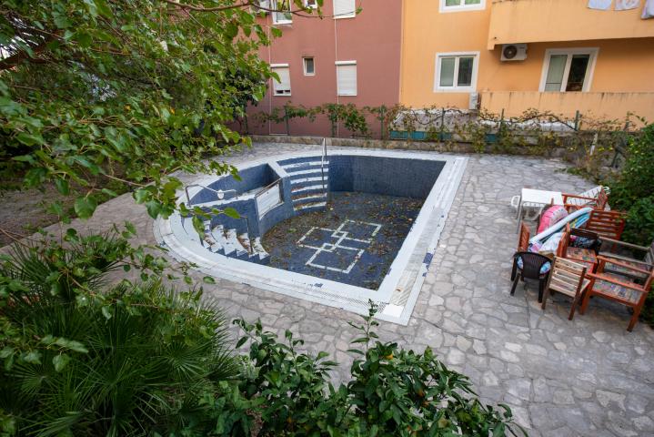 Two-bedroom apartment in a pleasant complex with a swimming pool and