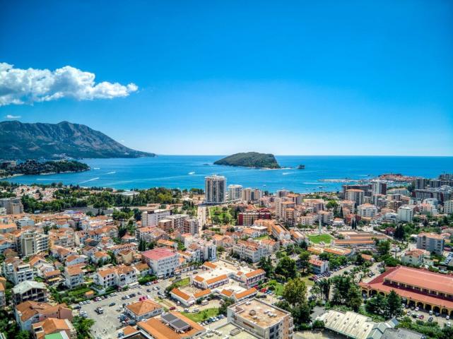 Modern four-bedroom duplex with panoramic views, 