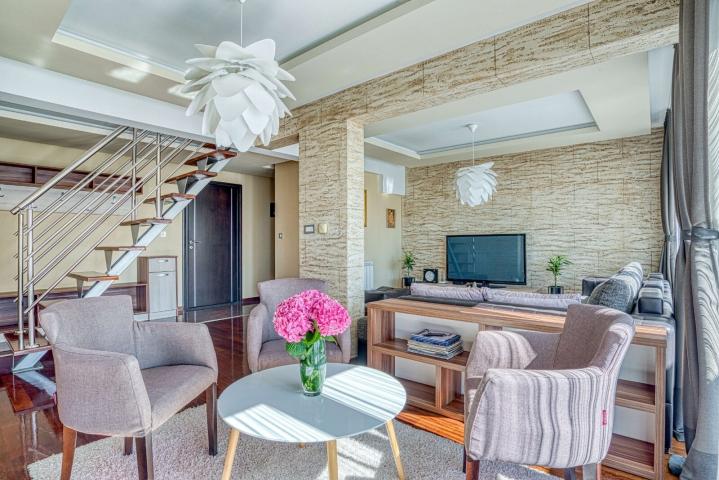 Modern four-bedroom duplex with panoramic views, 
