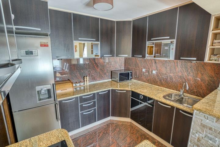 Modern four-bedroom duplex with panoramic views, 