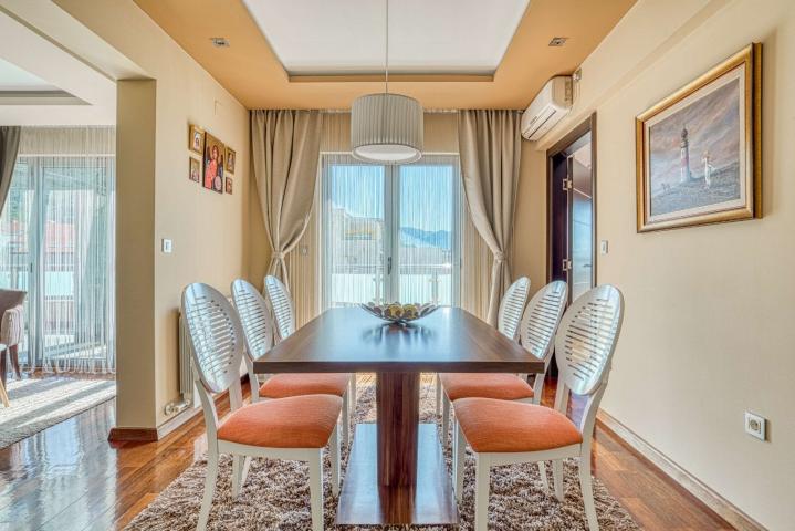 Modern four-bedroom duplex with panoramic views, 