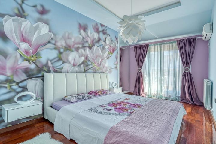 Modern four-bedroom duplex with panoramic views, 