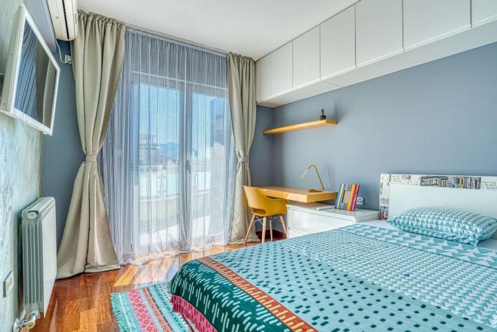 Modern four-bedroom duplex with panoramic views, 