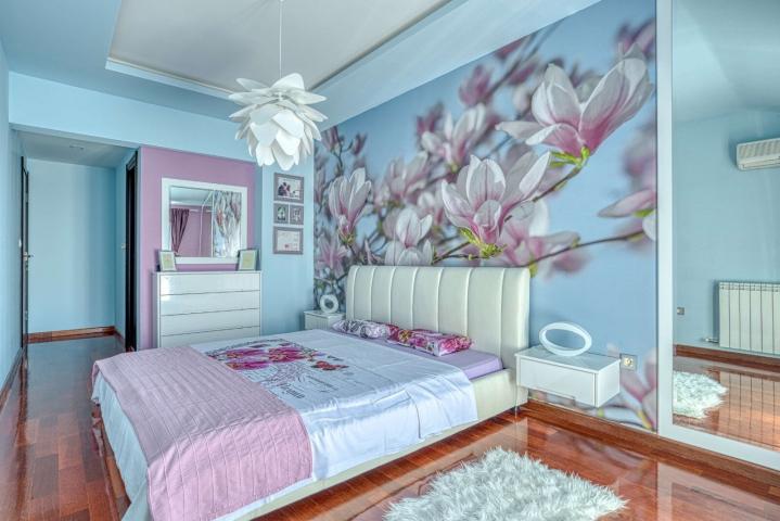 Modern four-bedroom duplex with panoramic views, 