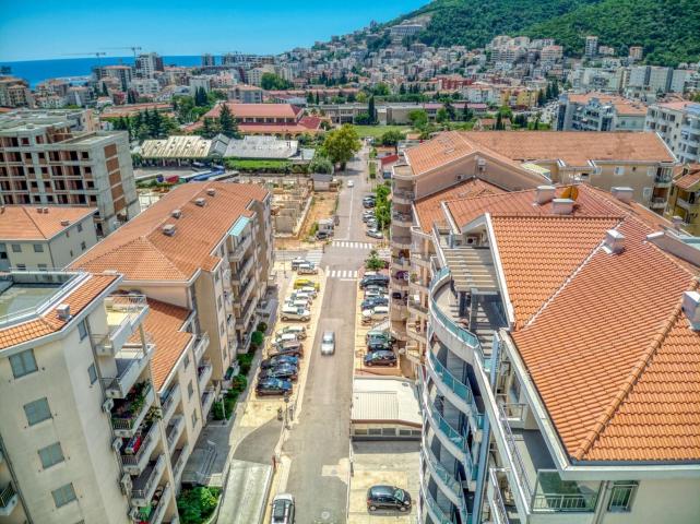 Modern four-bedroom duplex with panoramic views, 