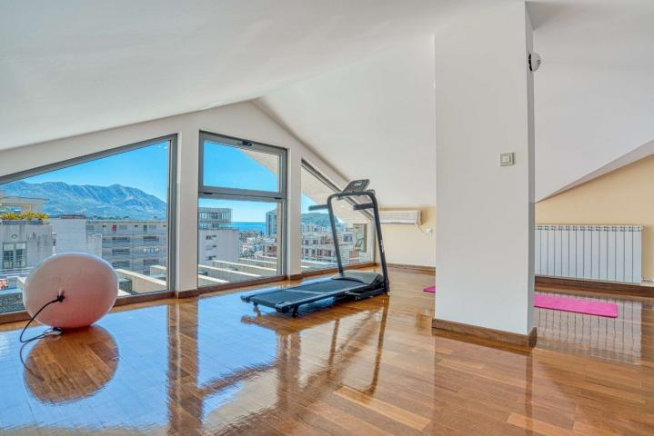 Modern four-bedroom duplex with panoramic views, 