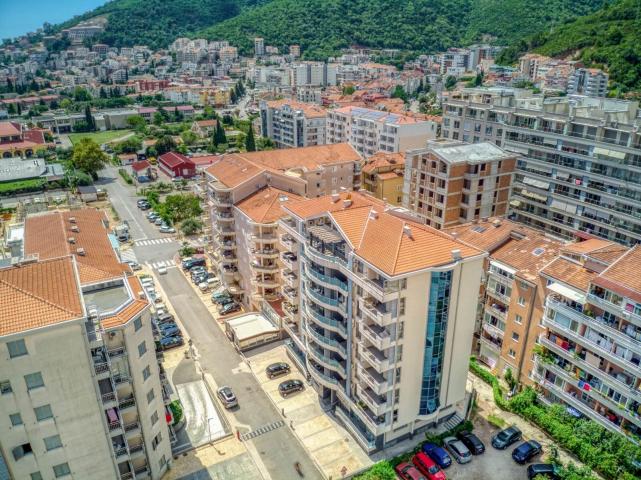 Modern four-bedroom duplex with panoramic views, 