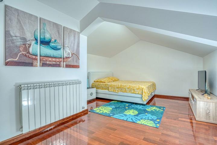 Modern four-bedroom duplex with panoramic views, 