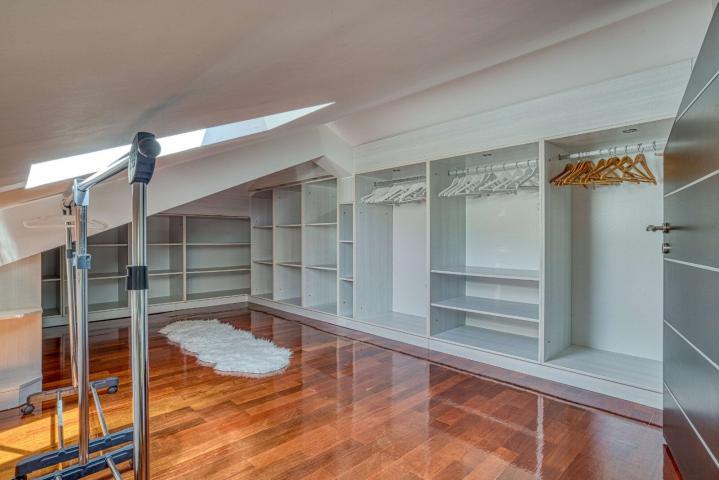 Modern four-bedroom duplex with panoramic views, 