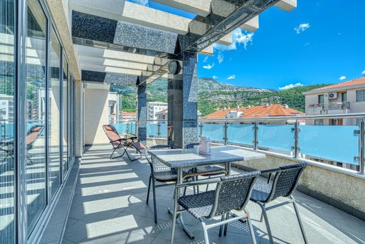 Modern four-bedroom duplex with panoramic views, 