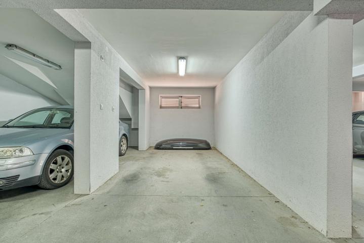Modern four-bedroom duplex with panoramic views, 
