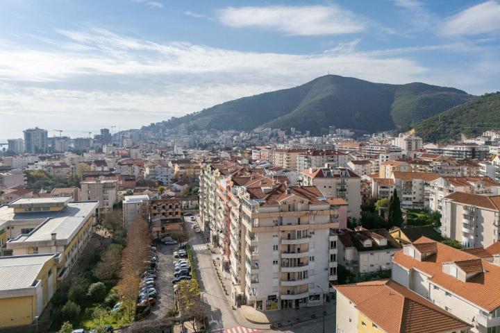 Spacious one-bedroom apartment with sea view, Budva