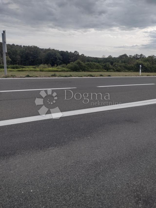 Topusko građevinsko zemljište za benzinsku pumpu ili trgovački centar i sl. 