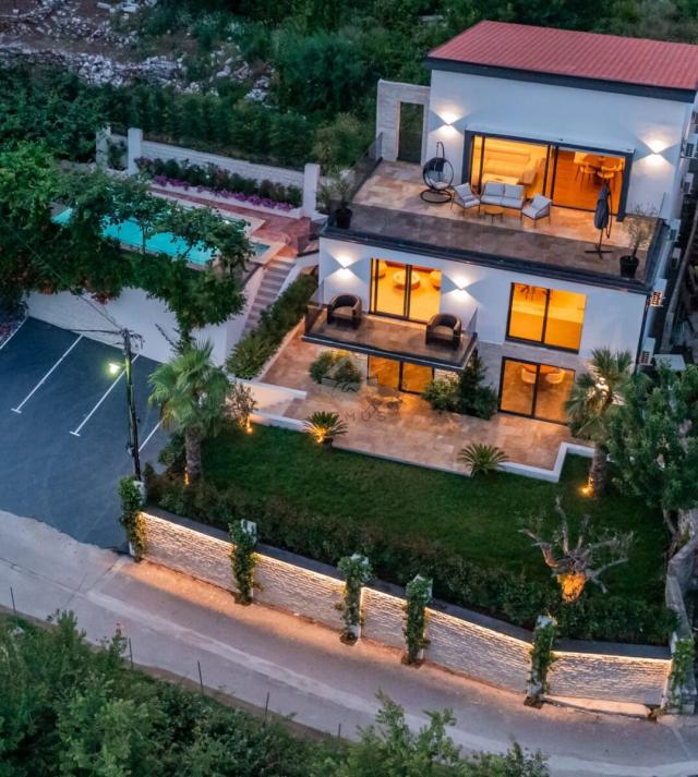 Luksuzna vila 300m2 sa bazenom i pogledom na more, Markovići - Budva