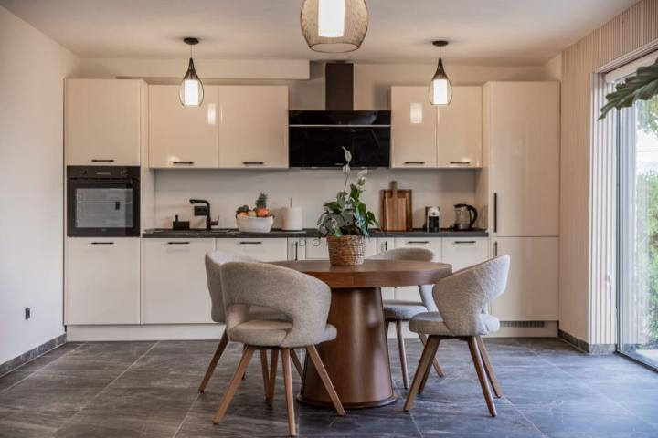 Luksuzna vila 300m2 sa bazenom i pogledom na more, Markovići - Budva