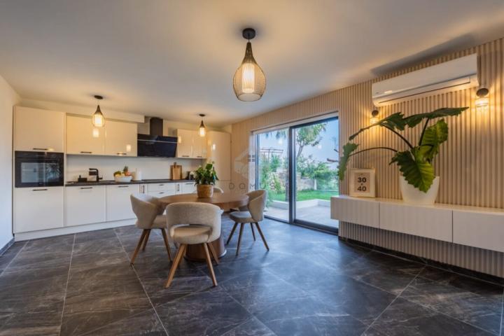 Luksuzna vila 300m2 sa bazenom i pogledom na more, Markovići - Budva