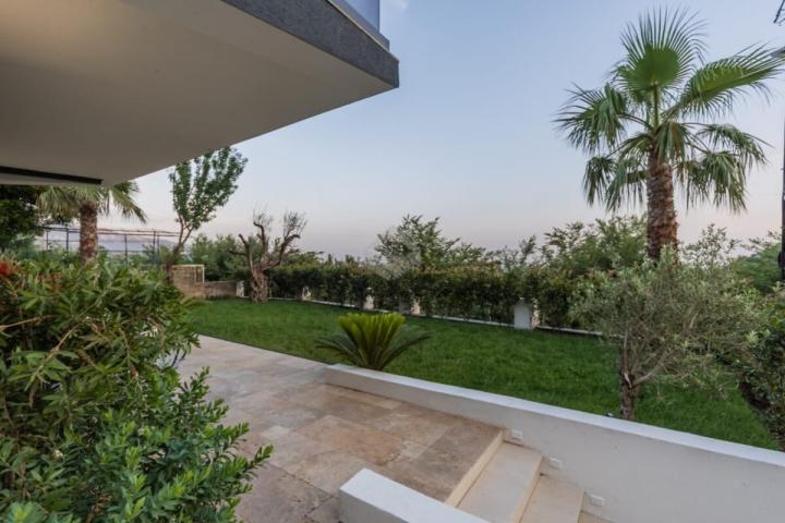 Luksuzna vila 300m2 sa bazenom i pogledom na more, Markovići - Budva
