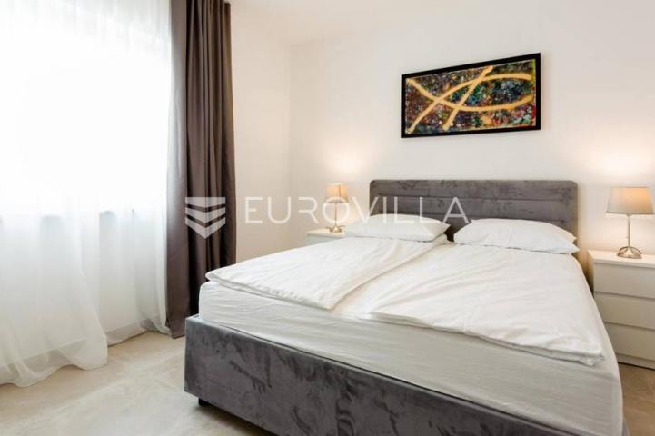 Trogir, novouređena dvojna kuća, dostupna od 01.10.2026 do 01.06.2027