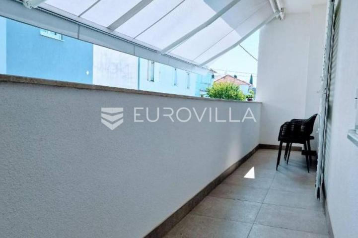 Trogir, novouređena dvojna kuća, dostupna od 01.10.2026 do 01.06.2027