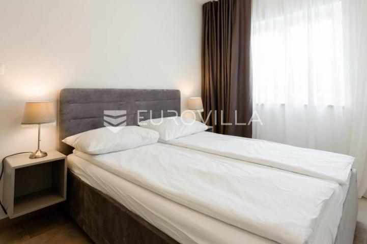 Trogir, novouređena dvojna kuća, dostupna od 01.10.2026 do 01.06.2027