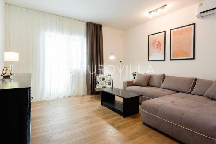 Trogir, novouređena dvojna kuća, dostupna od 01.10.2026 do 01.06.2027