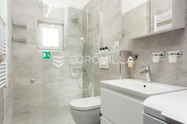 Trogir, novouređena dvojna kuća, dostupna od 01.10.2026 do 01.06.2027