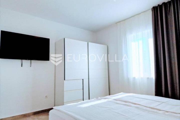 Trogir, novouređena dvojna kuća, dostupna od 01.10.2026 do 01.06.2027