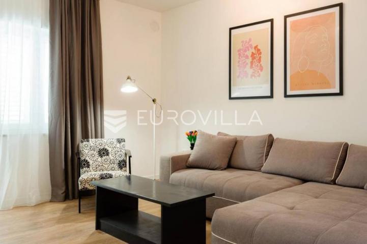 Trogir, novouređena dvojna kuća, dostupna od 01.10.2026 do 01.06.2027