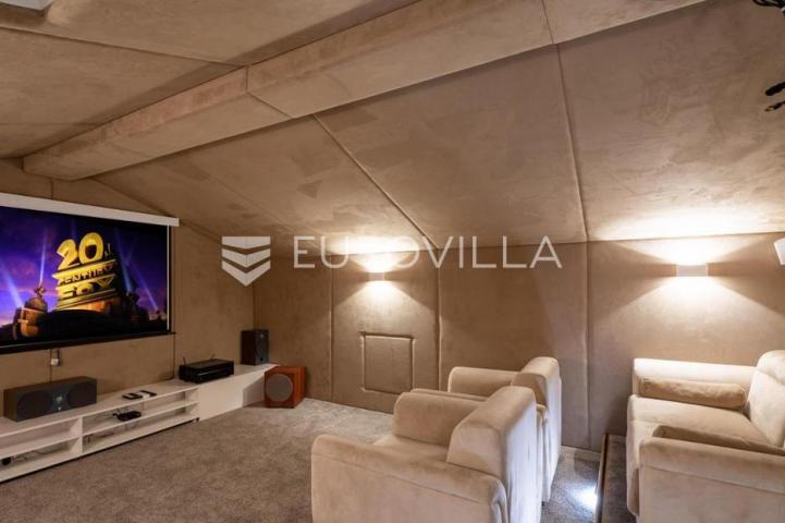 Podstrana, luksuzno opremljena vila za najam kino dvorana, sportski teren, sauna, . . . 