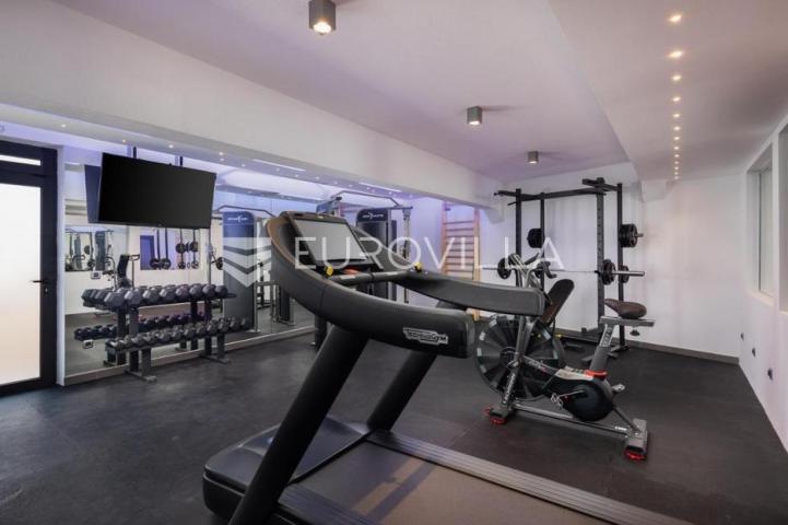 Podstrana, luksuzno opremljena vila za najam kino dvorana, sportski teren, sauna, . . . 