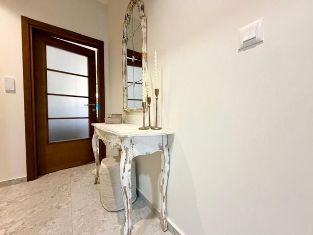 Podgorica, Vezirov most - three-bedroom furnished apartment with garage