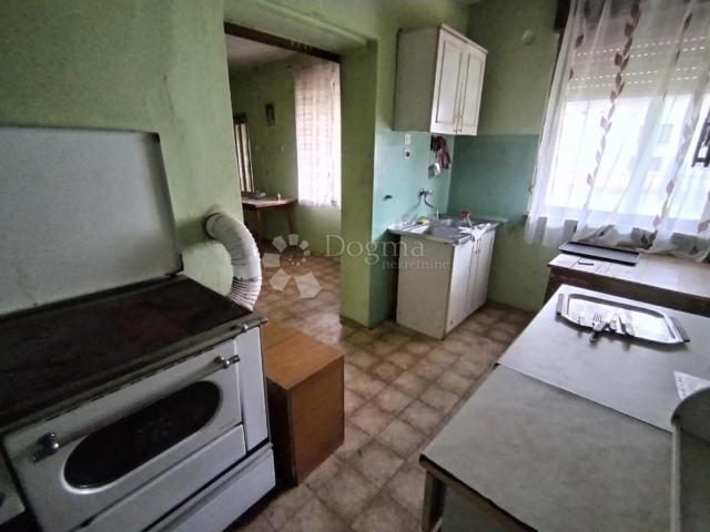 Obiteljska kuća s gospodarskim zgradama u Kozarevcu