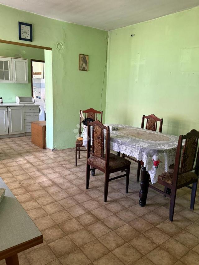Obiteljska kuća s gospodarskim zgradama u Kozarevcu