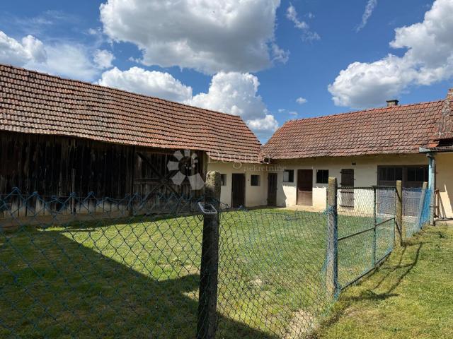 Obiteljska kuća s gospodarskim zgradama u Kozarevcu