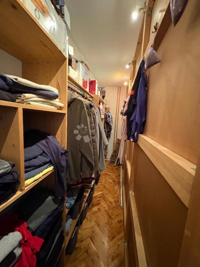 Kuća 648 m² s podrumom i potencijalom za 2 stana