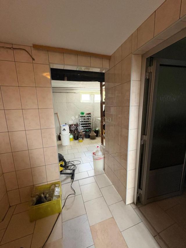 Kuća 648 m² s podrumom i potencijalom za 2 stana