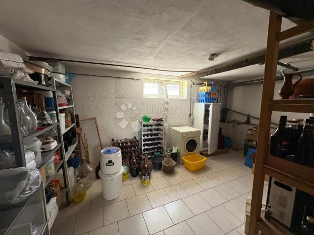Kuća 648 m² s podrumom i potencijalom za 2 stana