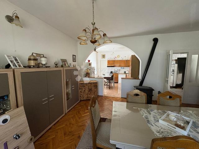 Kuća 648 m² s podrumom i potencijalom za 2 stana