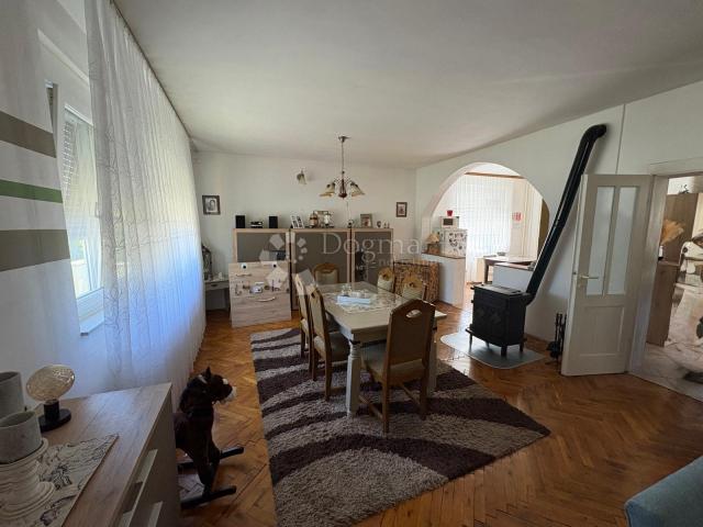Kuća 648 m² s podrumom i potencijalom za 2 stana