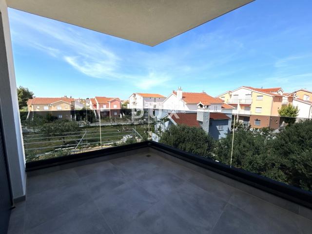 ŠIBENIK, VODICE – Zadnji kat, 2 terase, 2 parkinga, uporabna dozvola