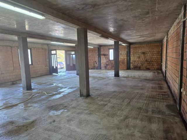 Izdavanje, Poslovni prostor, 150m2 , Radanovići