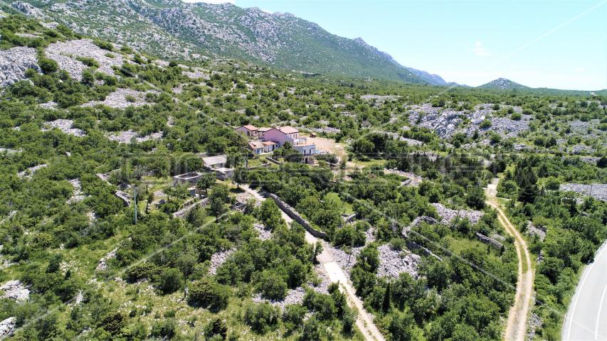 Impresivna i izolirana kuća s bazenom u Parku prirode Velebit