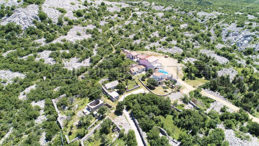 Impresivna i izolirana kuća s bazenom u Parku prirode Velebit