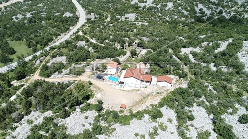 Impresivna i izolirana kuća s bazenom u Parku prirode Velebit