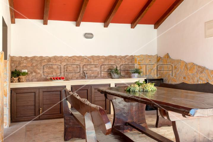 Apartmanska kuća s bazenom na top lokaciji u Puli