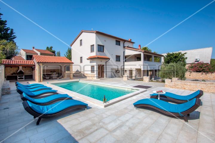 Apartmanska kuća s bazenom na top lokaciji u Puli